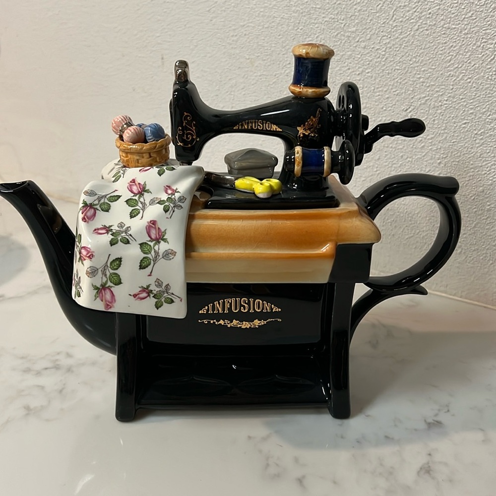 Paul Cardew Infusion Sewing Machine Teapot collectible